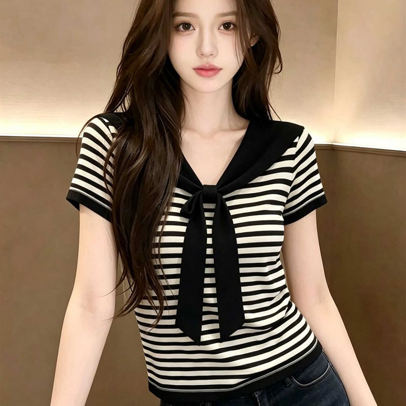 slimming and age-reducing Black striped short-sleeved knit top