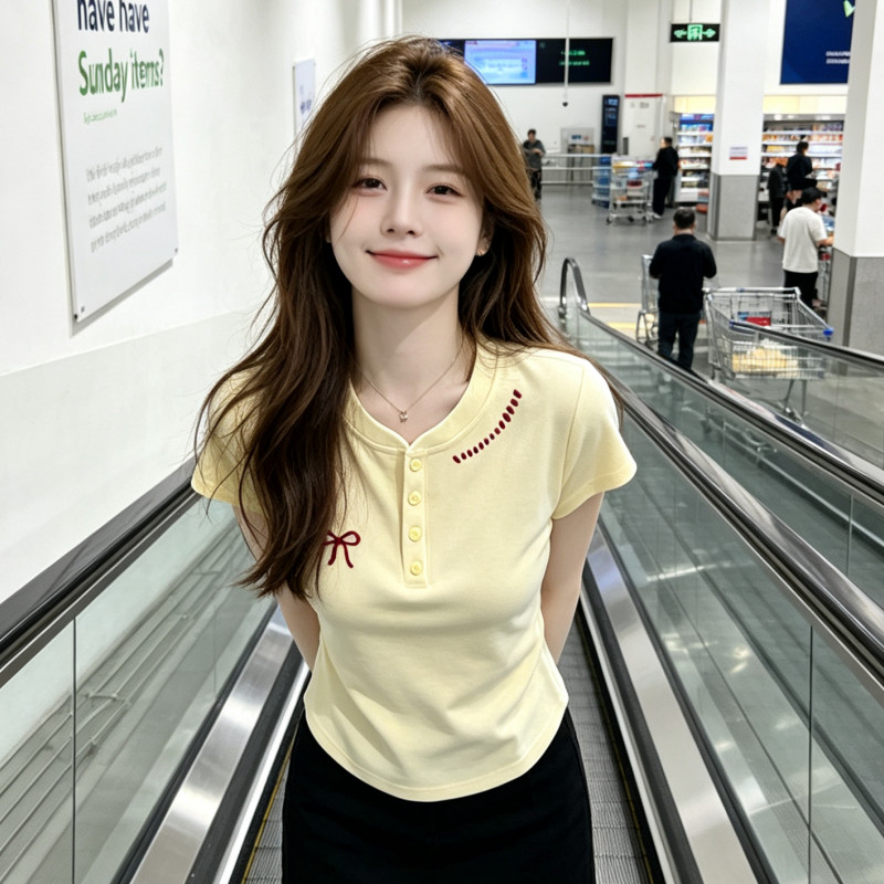 Absolutely gorgeous short-sleeved T-shirt for early summer, new style, unique design, pretty over-the-shoulder design