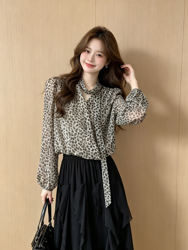 Hong Kong V-neck long-sleeved shirt for women, summer design, pure and sexy, waist-cinching, sexy top, retro printed ribbon