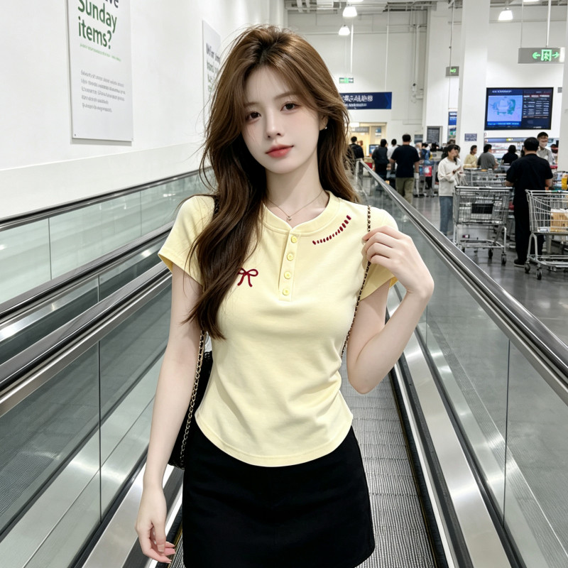 Absolutely gorgeous short-sleeved T-shirt for early summer, new style, unique design, pretty over-the-shoulder design
