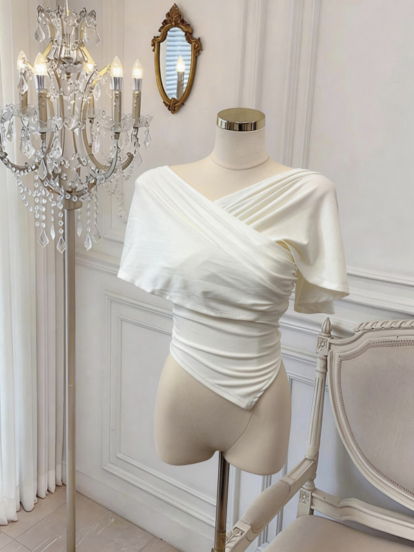 One-shoulder camisole, sexy off-shoulder design, strapless top, slim fit, short style