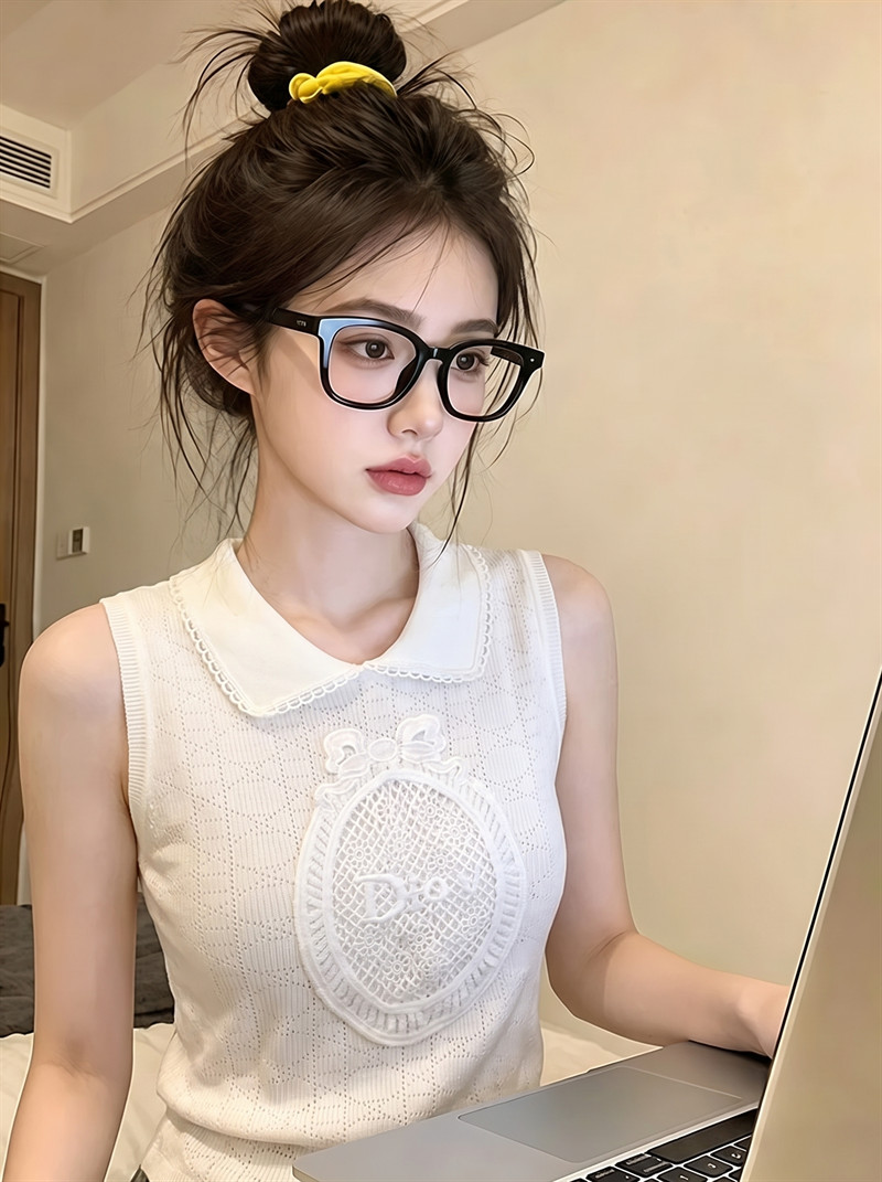 Sleeveless shirt, Pure and alluring style Peter Pan collar embroidered vest, new summer style, youthful, slim fit, fashionable sleeveless short-sleeved top
