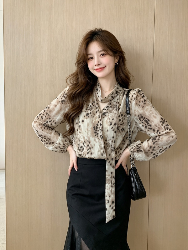 Hong Kong V-neck long-sleeved shirt for women, summer design, pure and sexy, waist-cinching, sexy top, retro printed ribbon